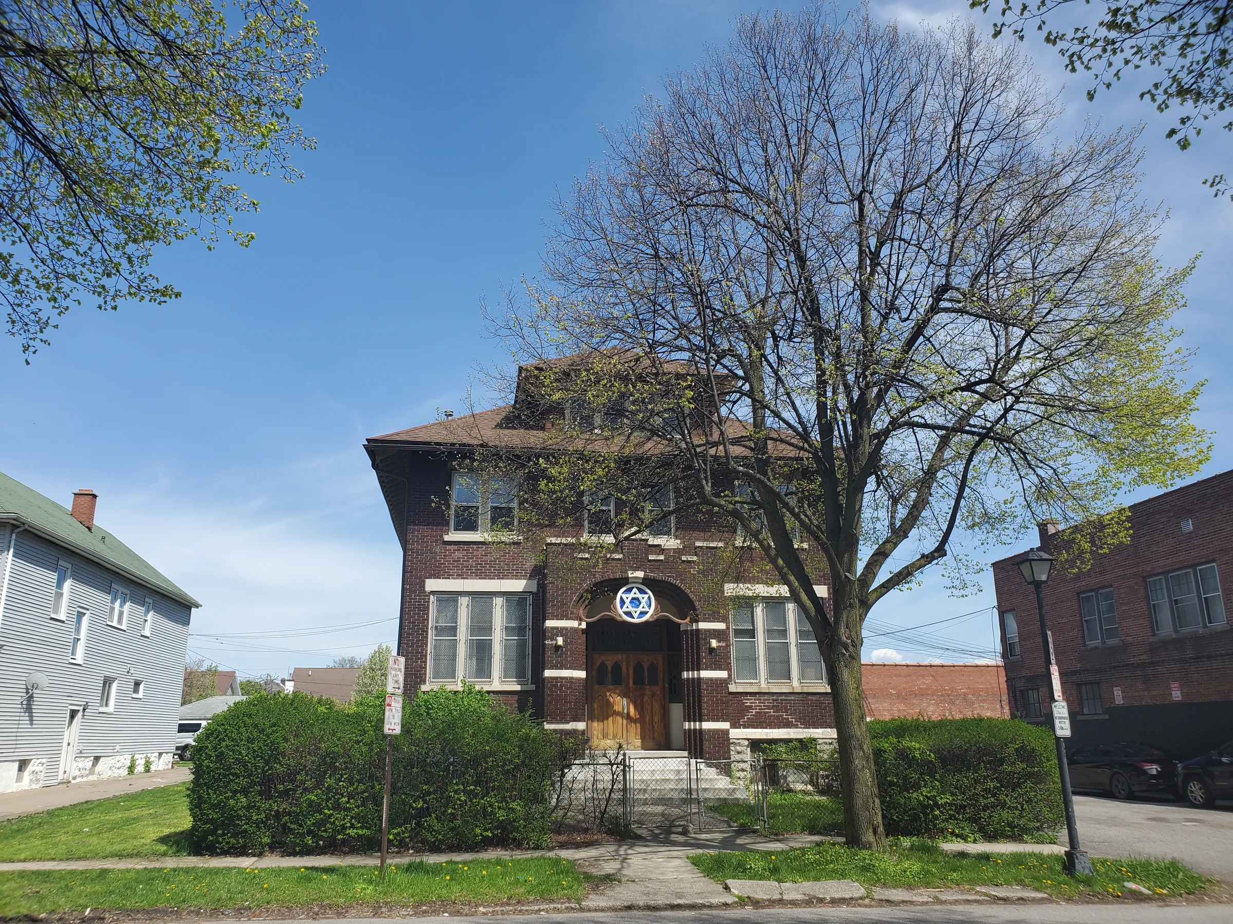 85 Saranac Avenue, Buffalo — the brick facade of the shul in spring